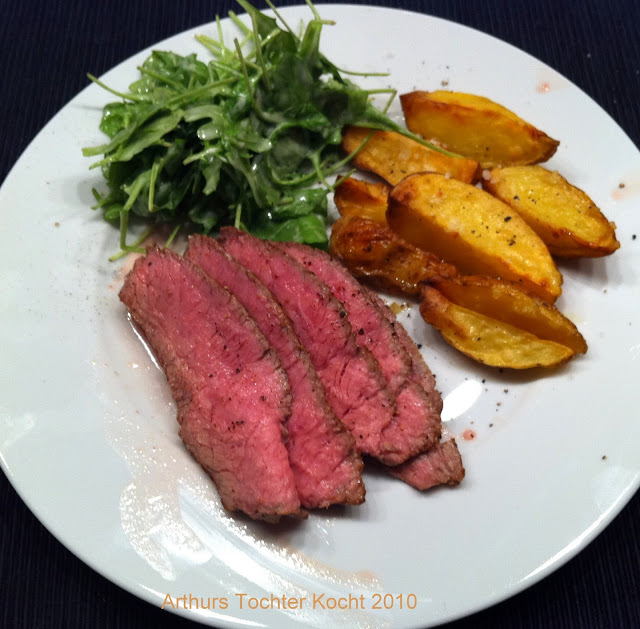 Rumsteak mit gebackenen Kartoffelspalten und Salat | Arthurs Tochter Kocht by Astrid Paul