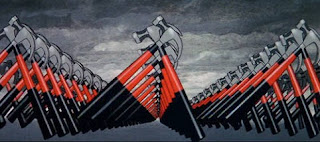 Image extraite du film représentant la marche des marteaux rouges et noirs, symbole du parti fanatique centré sur le personnage de Pink