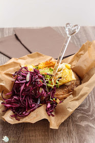 Backkartoffel mit Krautsalat und diversen Toppings