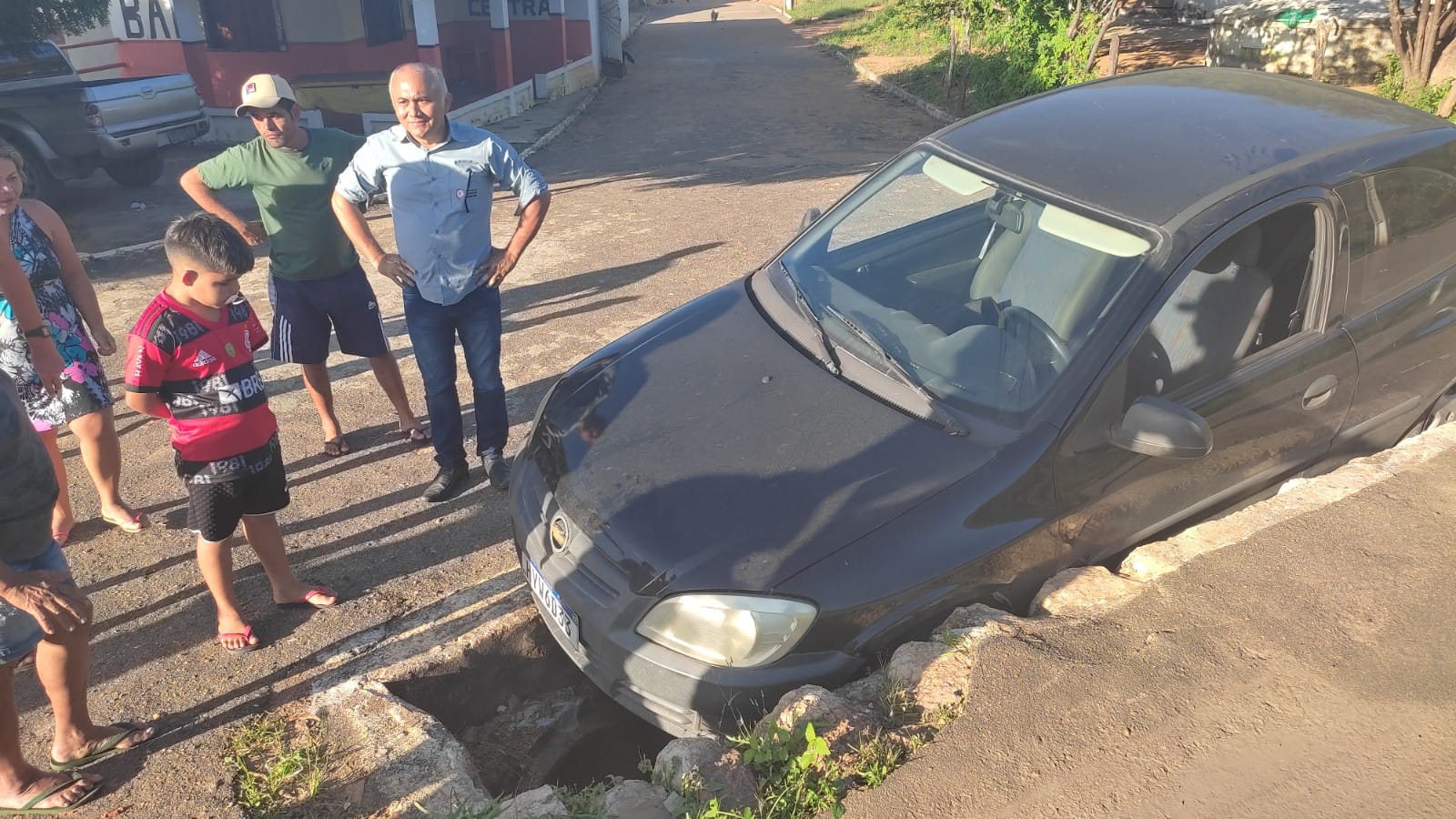 Cratera engole carro de repórter em Sobral