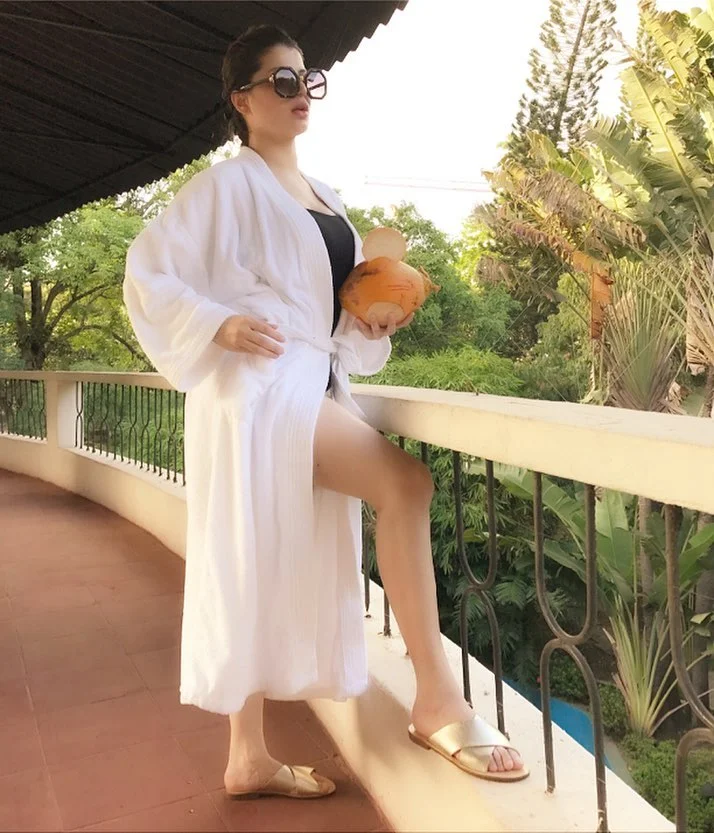 Kainaat Arora hot photos curvy actress