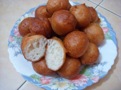 Story Of Mama Cucur Bom Manis