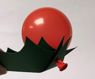 Weihnachts-Basteltipp für Stechpalmenzweige aus Tonkarton und Wasserbombenballons von Ars Vera