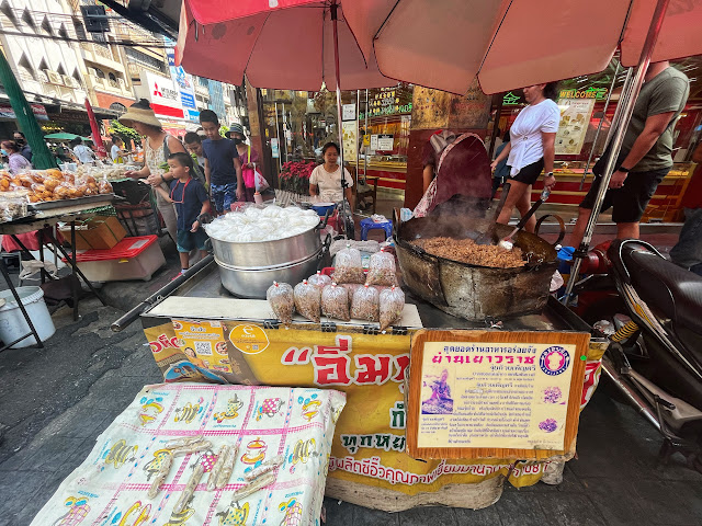 Jui Guay (จุ๊ยก๊วย) on Yaowarat Road (Bangkok, Thailand's Chinatown)