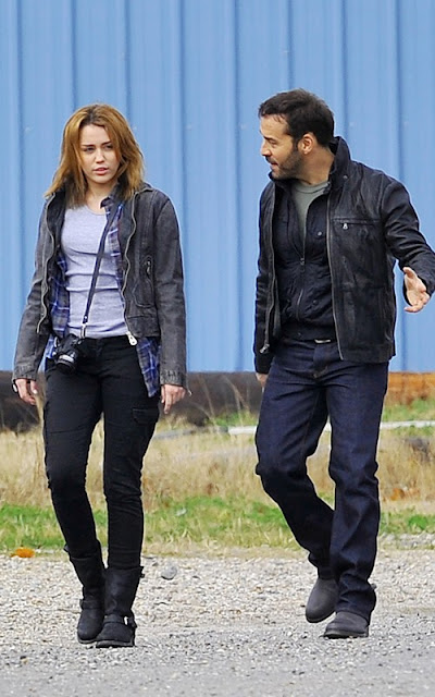 Miley Cyrus with Jeremy Piven on the set of 