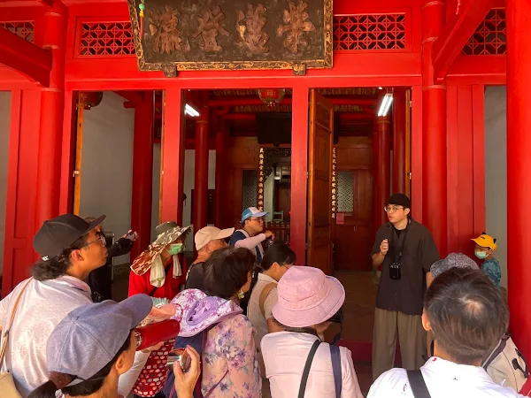 ▲李偉呈老師擔任講師，帶領近30位民眾深入探索彰化市多所古蹟寺廟與民間信仰的關係。（彰化市公所提供）