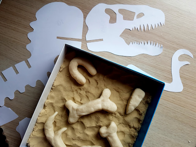 kości dinozaura z masy solnej - domowe wykopaliska - zabawa z dzieckiem - zabawa w paleontologów 