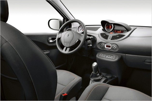 Renault Twingo as fresh air version Authentique folding roof interior