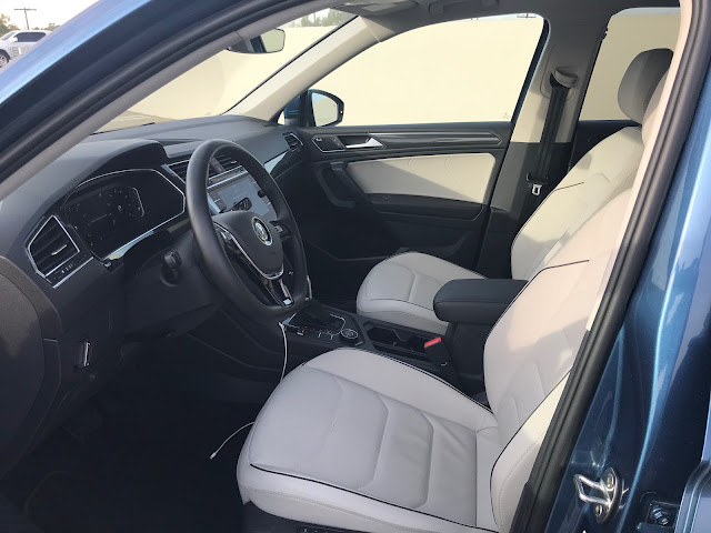 Interior view of 2019 Volkswagen Tiguan 2.0T SEL Premium w/4MOTION