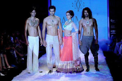 Shraddha_Kapoor_on_ramp_FilmyFun.in