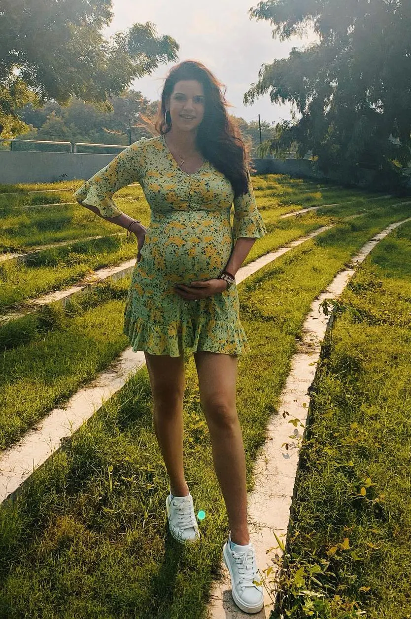 Natasa Stankovic pregnant baby bump dress bollywood actress