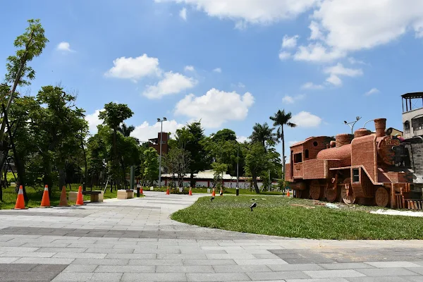 ▲彰化市後站廣場上陳列了全台最具鐵道特色的公共藝術作品-用超過一萬塊的紅磚，等比例還原國寶級蒸汽火車CK124造型的「福爾摩沙號」。（記者林明佑翻攝）