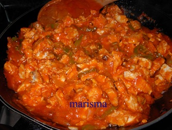 empanada de bonito, fritada con tomate