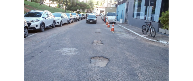Sequencia  de buracos na Rua Eurycles de Matos e o pessoal da prefeitura não enxerga 