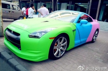 Nissan GTR in green blue and pink Go now to think why someone Chinese to 
