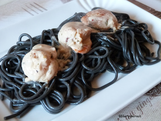 Spaghettis à l'encre de seiche aux Saint-Jacques