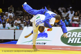 J. Peña (kimono blanco), de Cuba, se enfrenta a A. Arshanski (kimono azul), de Israel,  en la categoría de 60 kilogramos, durante la primera jornada del Grand Prix de Judo de La Habana, con sede en el Coliseo de la Ciudad Deportiva, el 6 de junio de 2014