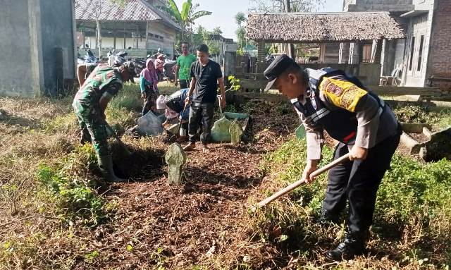 Picu Semangat Warga, Bhabinkamtibmas Polsek Peureulak Polres Aceh Timur dan Babinsa Koramil 04 Sinergi Bersihkan Makam