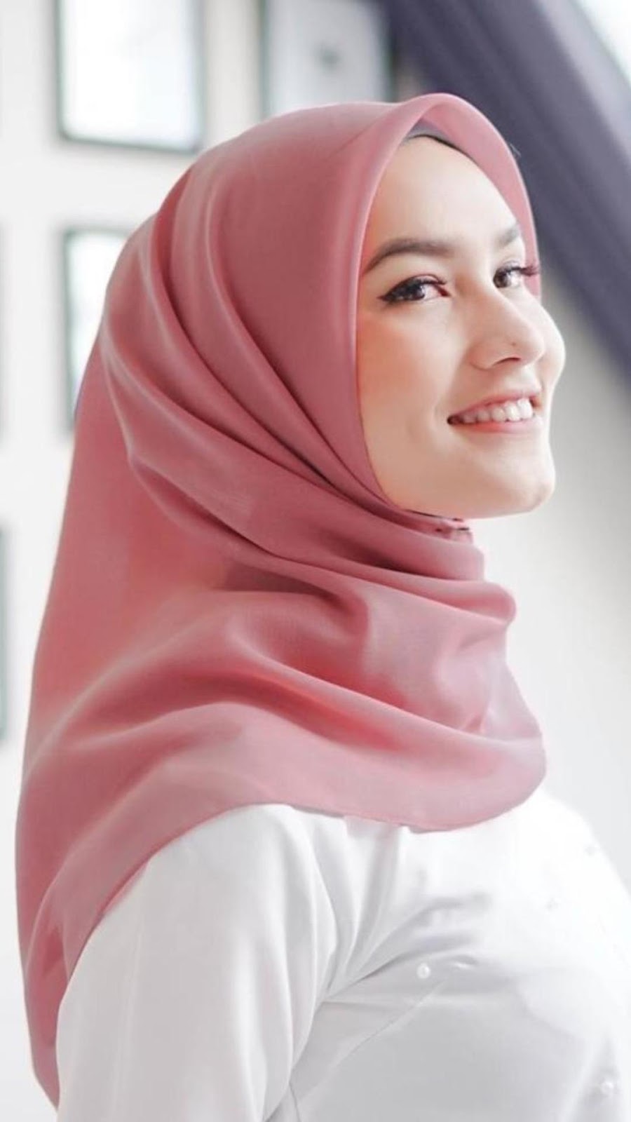 Wallpaper HD Cewek IGO Hijab Cantik dan Manis untuk HP - Dzargon