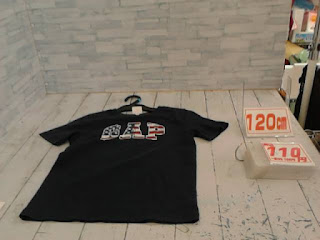 中古品　子供服　１２０ｃｍ　ＧＡＰ　ブラック　半袖Ｔシャツ　１１０円