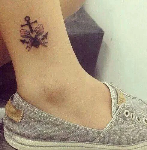 los mejores tatuajes de anclas, vemos a chica con un tatuaje precioso y delicado