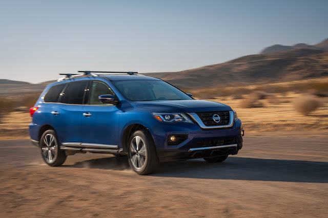 Front 3/4 view of 2017 Nissan Pathfinder Platinum 4WD