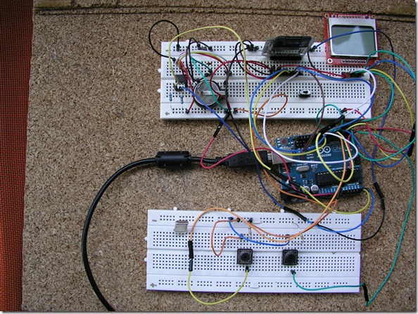 Η αρχική προσπάθεια του κυκλώματος σε breadboard. Παρόλες τις δοκιμές του προγράμματος, όταν έφτιαξα το τελικό κύκλωμα χρειάστηκε πάλι να προγραμματίσω τον ATMega. Έτσι προέκυψε η ανάγκη για ZIF socket (στην φώτο δεν είχε αγοραστεί ακόμη)