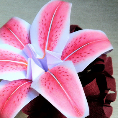 Lírio de origami branco e rosa