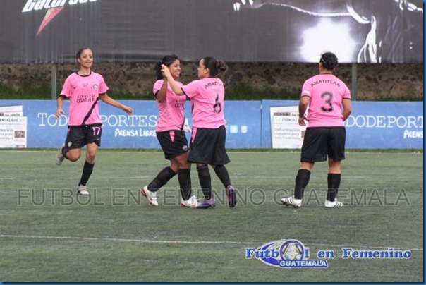 marcela festojo con su equipo ese 1ro. gol (1)