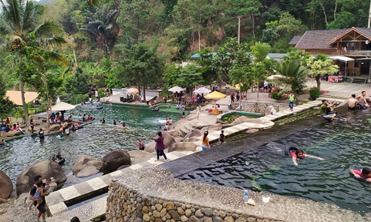 Liburan Seru Bermain Air di Taman Batu Purwakarta