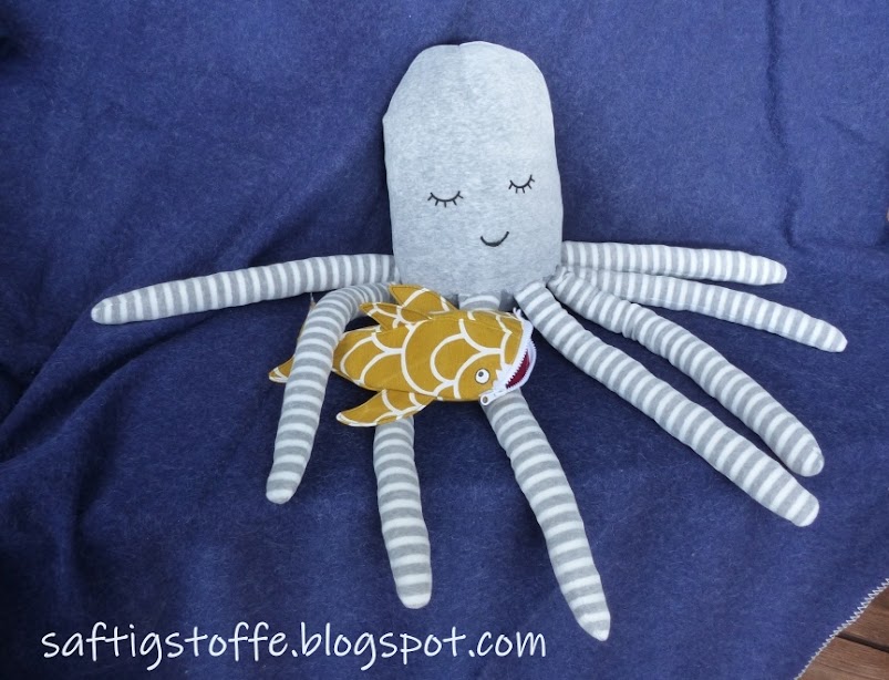 Oktopus-Kuscheliter mit kleinem gelben Wakhai-Mäppchen