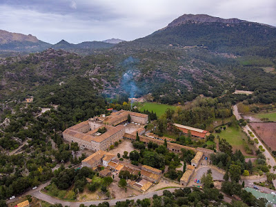 Son altes les montanyes, la verda cabellera D´alzines druïdenques cobreix los comallars; Lo Sol de Deu quant daura la matinal brumera Corona ´ls puigs de flames que lluhen com altars.