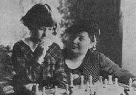 Elaine Saunders, de niña, recibiendo clases de Vera Menchik