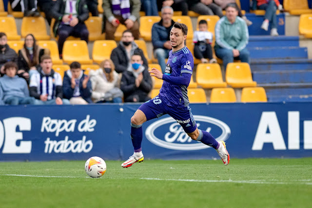 Óscar Plano, tras recibir un gran pase de Weissman, se presentó solo ante Jesus Ruiz, pero lanzó el balón muy alto. A. D. ALCORCÓN 1 REAL VALLADOLID C. F. 2 Domingo 27/03/2022, 18:15 horas. Campeonato de Liga de 2ª División, jornada 33. Alcorcón, Madrid, estadio Santo Domingo: 2.497 espectadores.