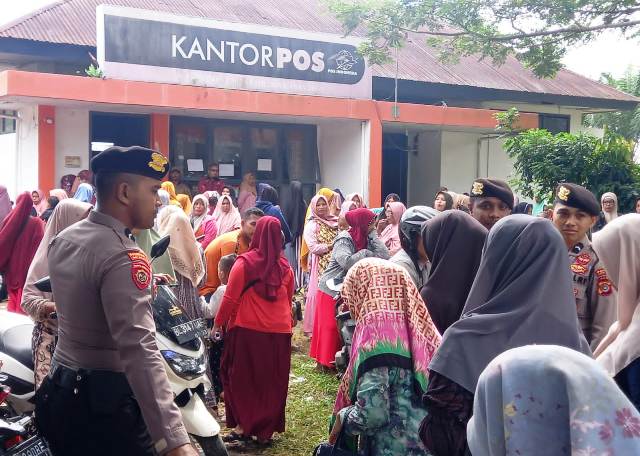 Satsamapta Polres Aceh Timur Pantau Penyaluran Bantuan Kepada Warga