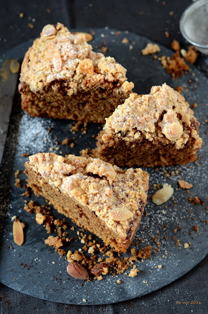 torta-alle-mandorle-e-caffe-con-briciole-speziate