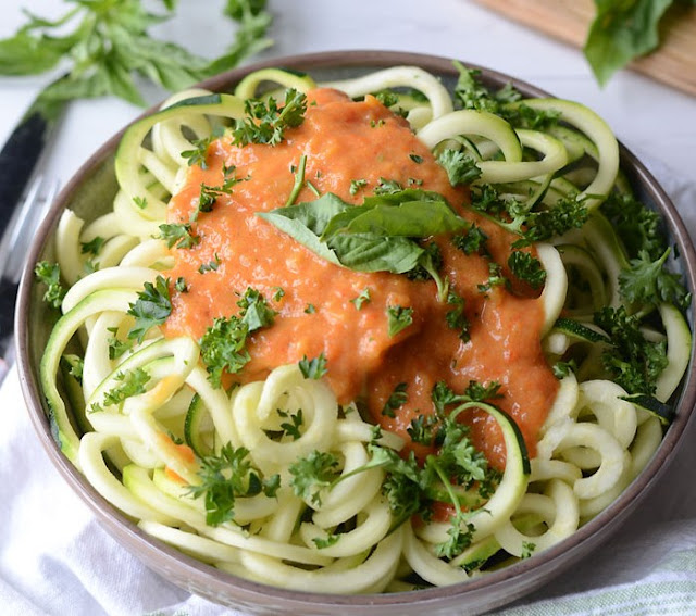 Roasted Garlic and Red Pepper Zoodles #vegan #plantbased