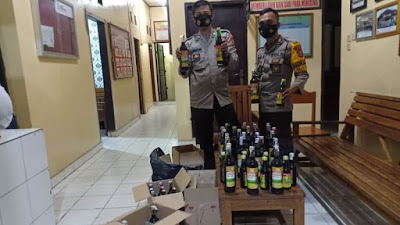 Operasi Cipkon, Polsek Bayah Sita Puluhan Botol Miras