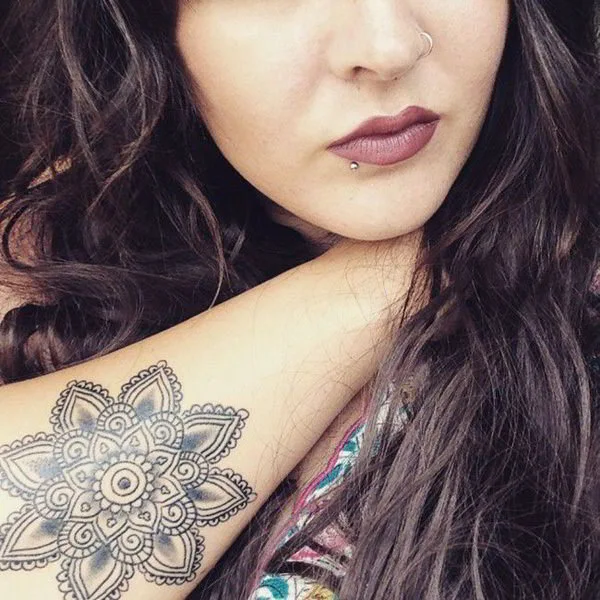 chica con tatuaje de mandala