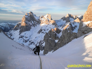 Guias de montaña para escalar en invierno  en los Picos de Europa, cara norte del Tesorero, Guiasdelpicu.com