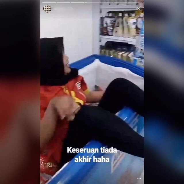 Heboh, Pegawai  Alfamart Duduk Didalam Freezer, Ini Akibatnya