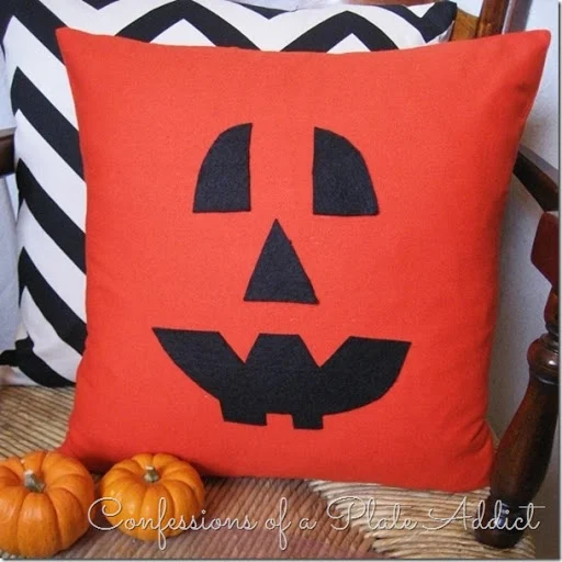 CONFESSIONS OF A PLATE ADDICT Easy Halloween Pillow...$5 in 5 Minutes2