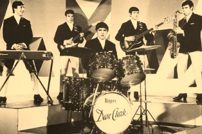 Dave Clark Five, a banda que desafiou convenções com inovação, ameaçou os Beatles e deixou um enorme legado no Rock 'n' Roll.