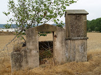 L'entrada al petit jardí i l'Oratori de Sant Miquel dels Sants a la seva dreta