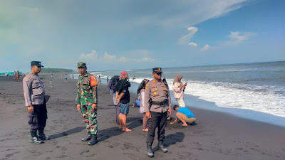 Patroli Pantai Watu Pecak, Babinsa Tekankan Pengunjung Patuhi Peraturan Demi Keselamatan