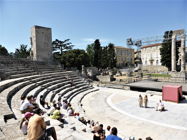 Teatro Romano de Arlés y columnas viudas