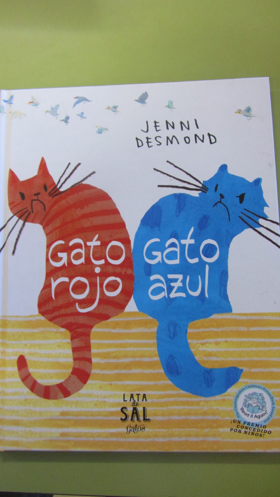 http://issuu.com/latadesal/docs/gato_rojo__gato_azul