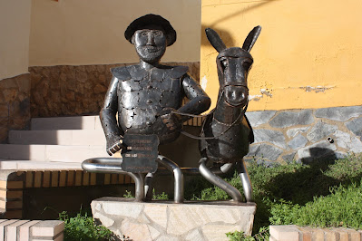 Camí de Sant Jaume de Compostela - Alagón a Cortes de Navarra, escultura de Sancho Panza i el seu ruc a la població de Alcalá de Ebro