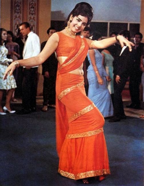 When Wearing Saffron Clothes In Movies Wasn't A Big Deal; Take A Look At  These Scenes From Bollywood Films