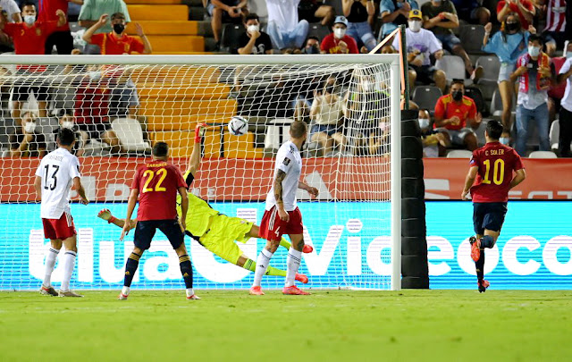 Carlos Soler bate a Loria para marcar el segundo gol. SELECCIÓN DE ESPAÑA 4 SELECCIÓN DE GEORGIA 0. 05/09/2021. Copa del Mundo Catar 2022, fase de clasificación, Grupo B. Badajoz, España, estadio Nuevo Vivero.